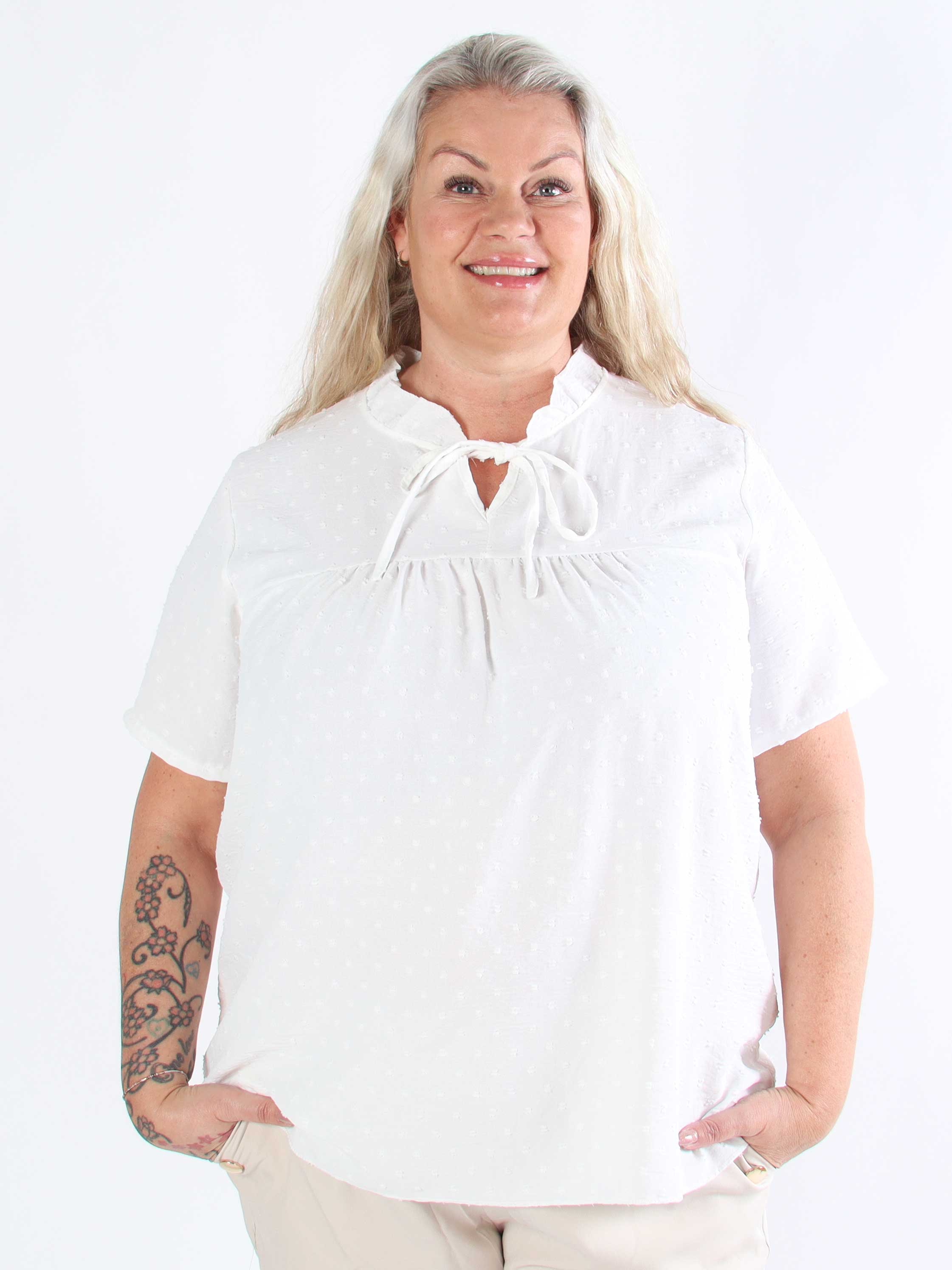 Bloom - Sød plus size tunika med flæsekant og sløjfe